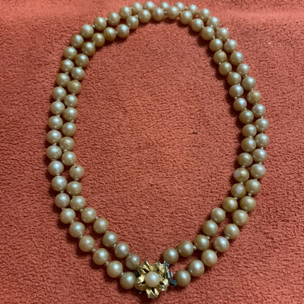 Vintage Beige pearl necklace w/ gold flower pearl slide closure .. heavy weight